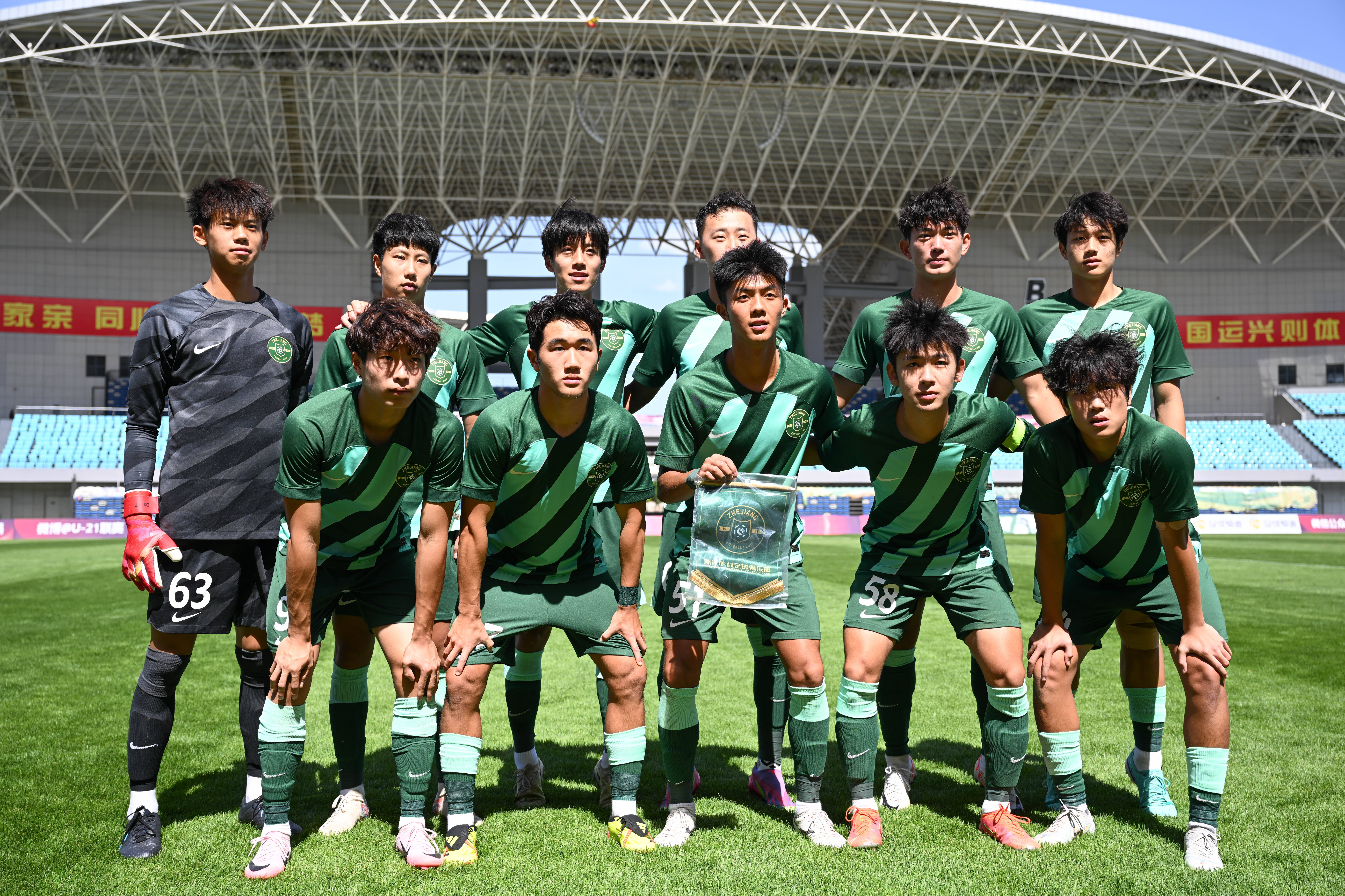 足球比赛中球队展现了对手无法战胜的力量