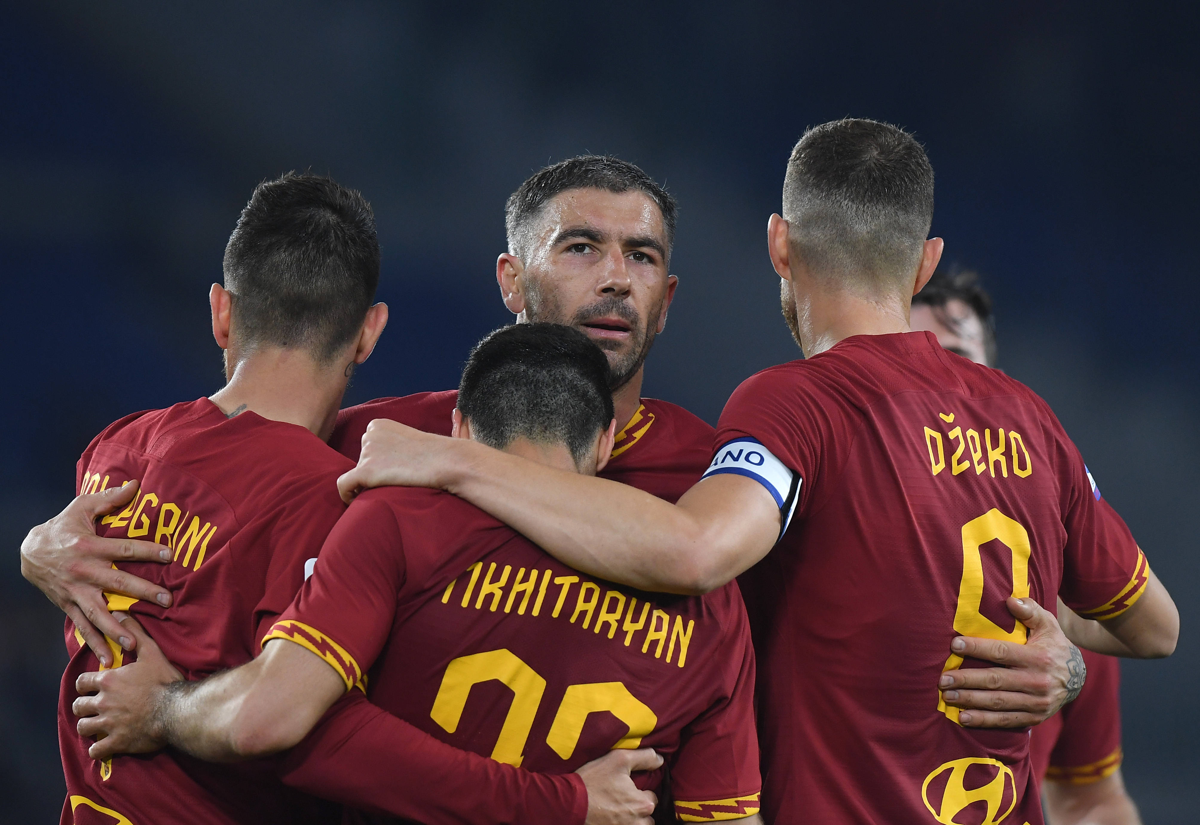 足球比赛中球队展现了对手无法战胜的力量