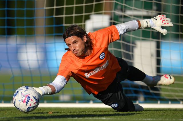 国际米兰逼平热那亚错失机会