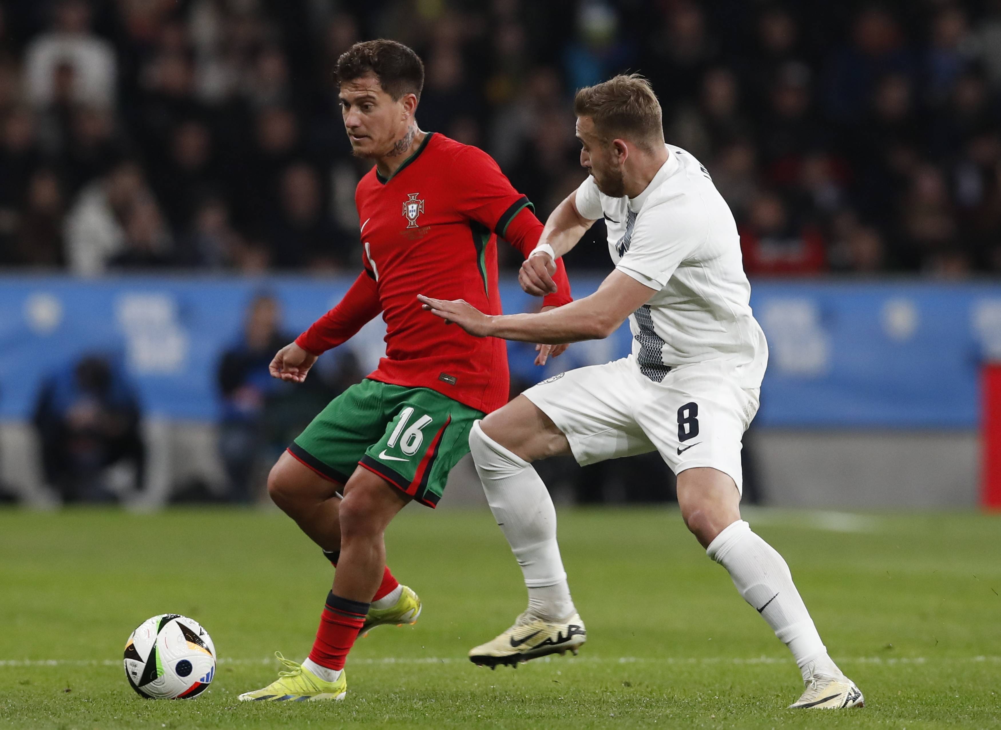 葡萄牙队遭大劣势，艰难逆袭晋级欧洲杯半决