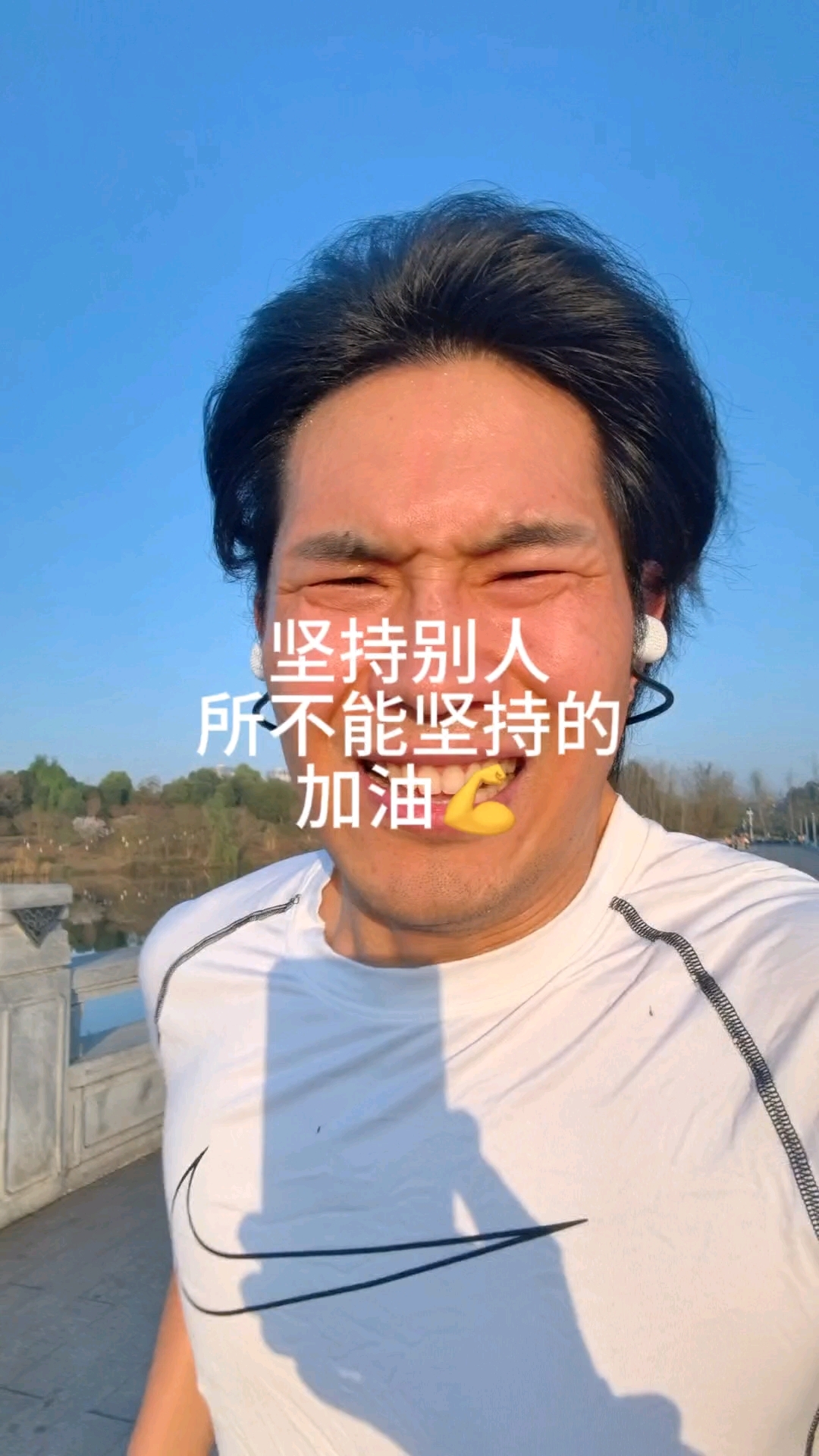 运动员们一直坚持训练，为了在比赛中取得胜利！