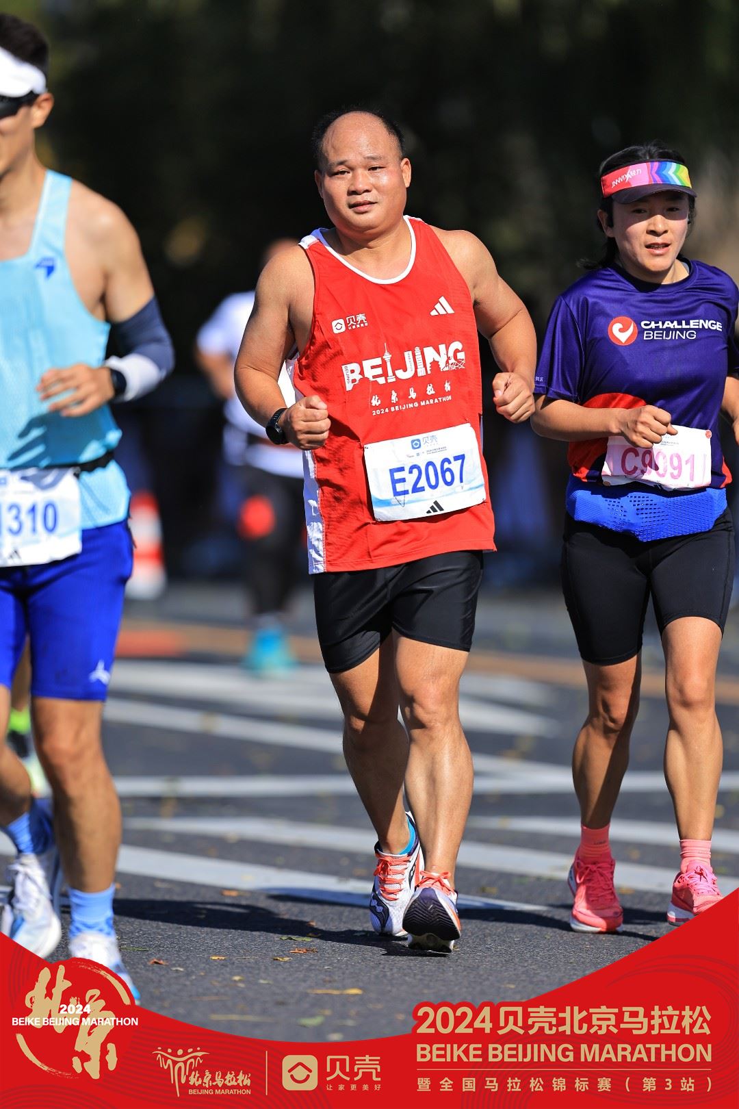 运动员们一直坚持训练，为了在比赛中取得胜利！