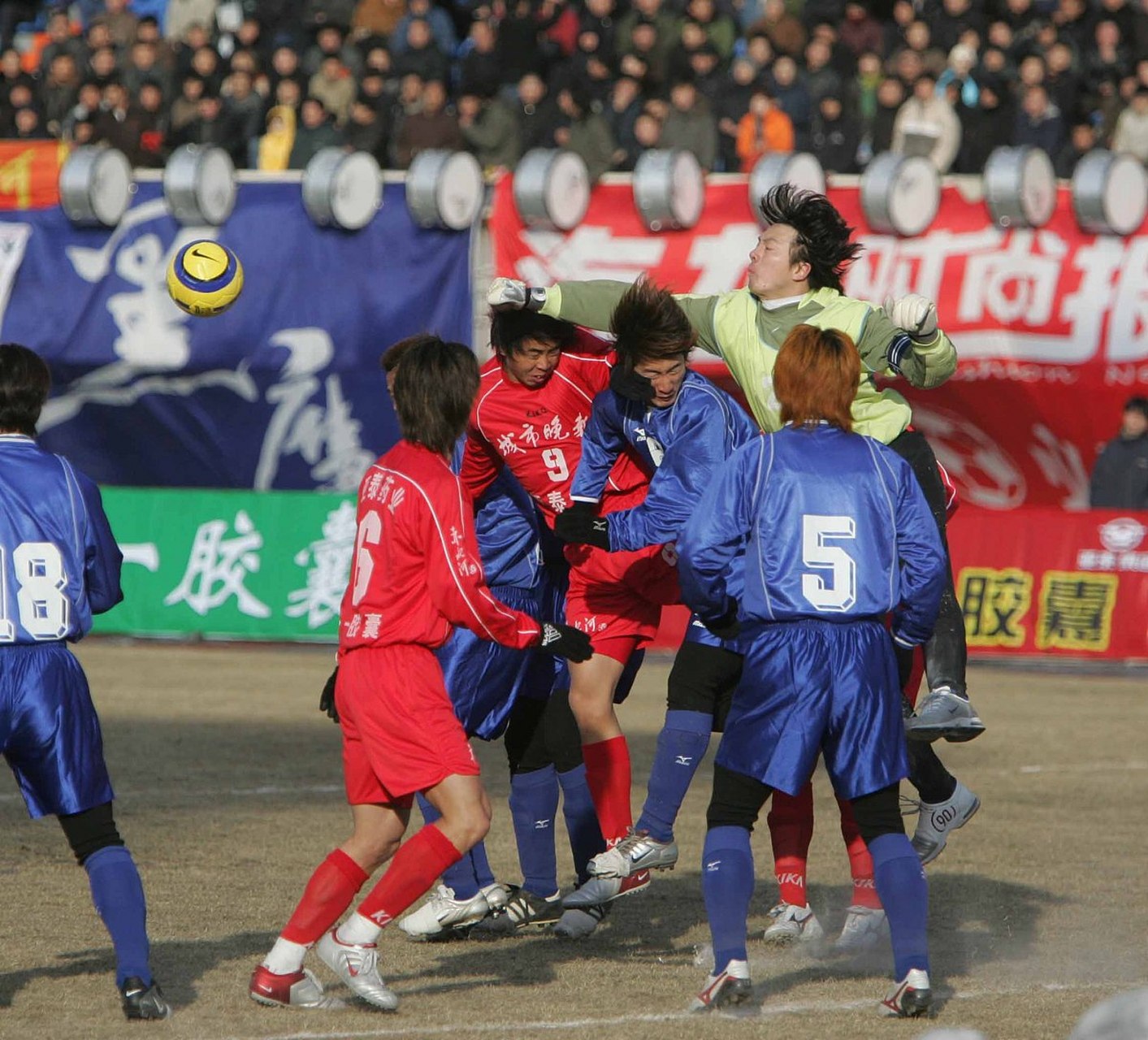 东亚冠比赛中发生了一场紧张的对决的简单介绍
