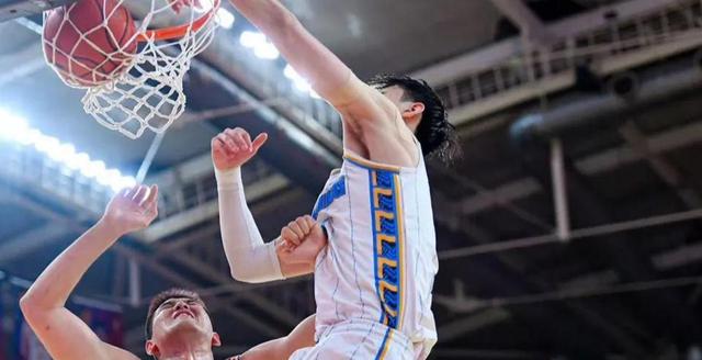 精彩篮球对决，谁能笑到最后