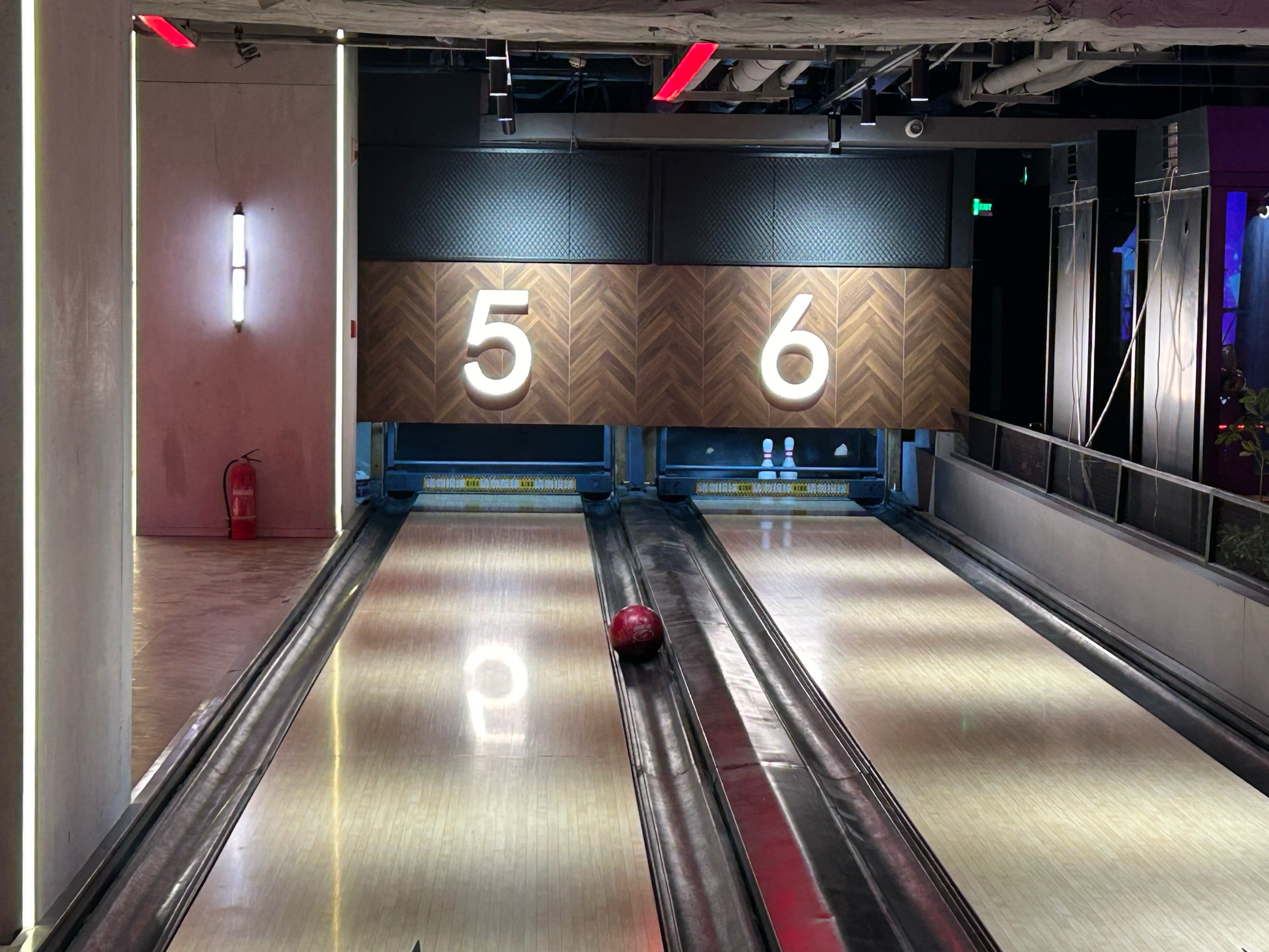 包含纷繁交织的球场之战，竞技激烈紧张的词条