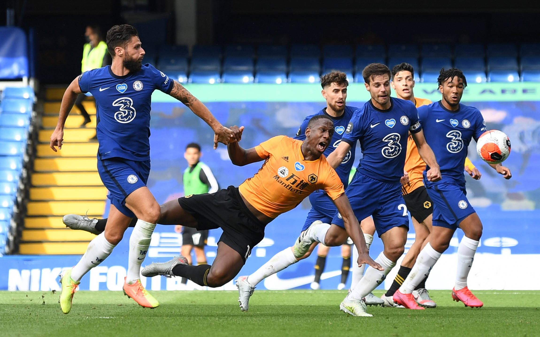 切尔西主场逼平狼队，继续领先积分榜的简单介绍