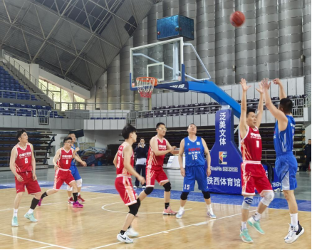 包含篮球赛事激情上演，球员们拼尽全力为胜利奋斗的词条