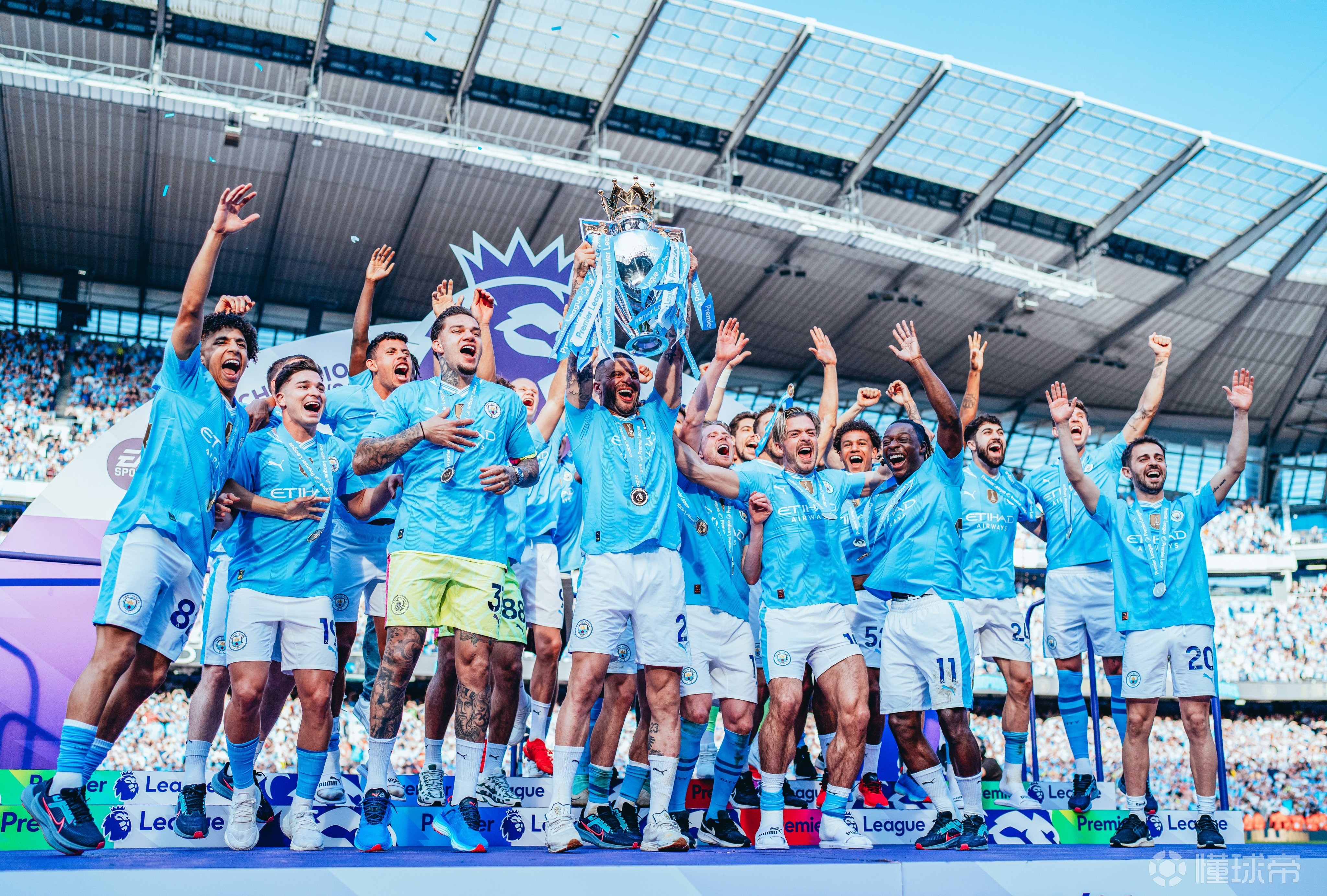 曼城四球大胜，锁定欧冠四强