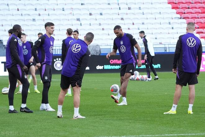 荷兰队众将团结拼搏，战胜强敌