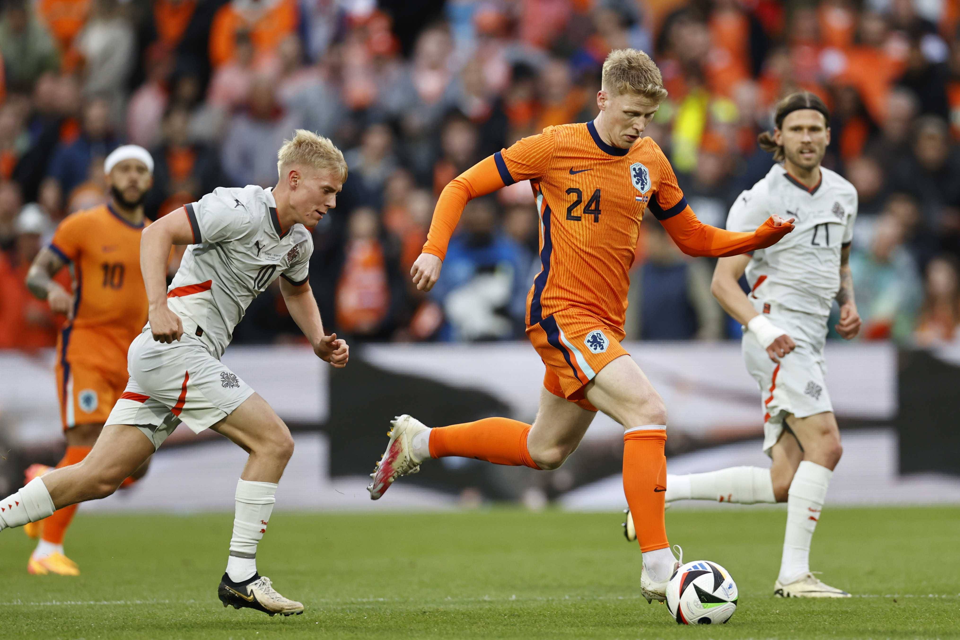 荷兰队众将团结拼搏，战胜强敌