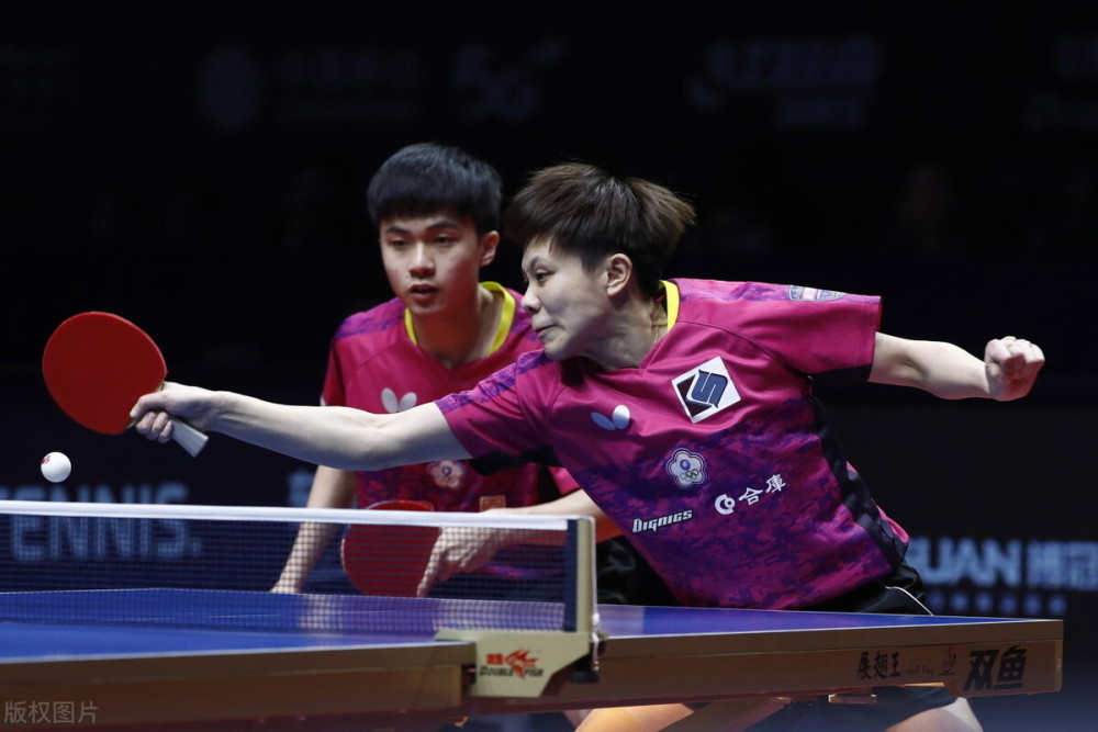 胜利者多特蒙德队员们紧密合作，战胜了强劲对手的简单介绍