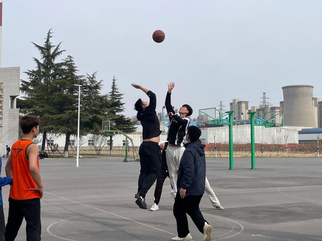 球队在比赛中互相配合默契，表现出色