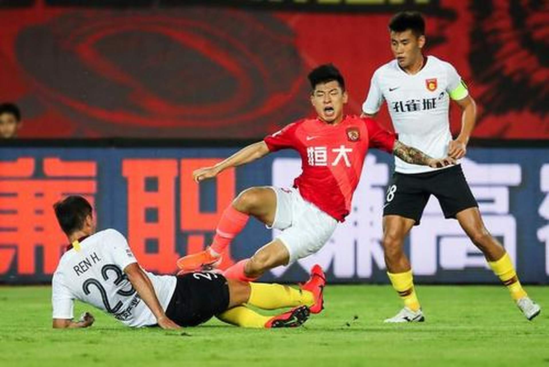 深圳佳兆业主场失利，保级形势不容乐观的简单介绍