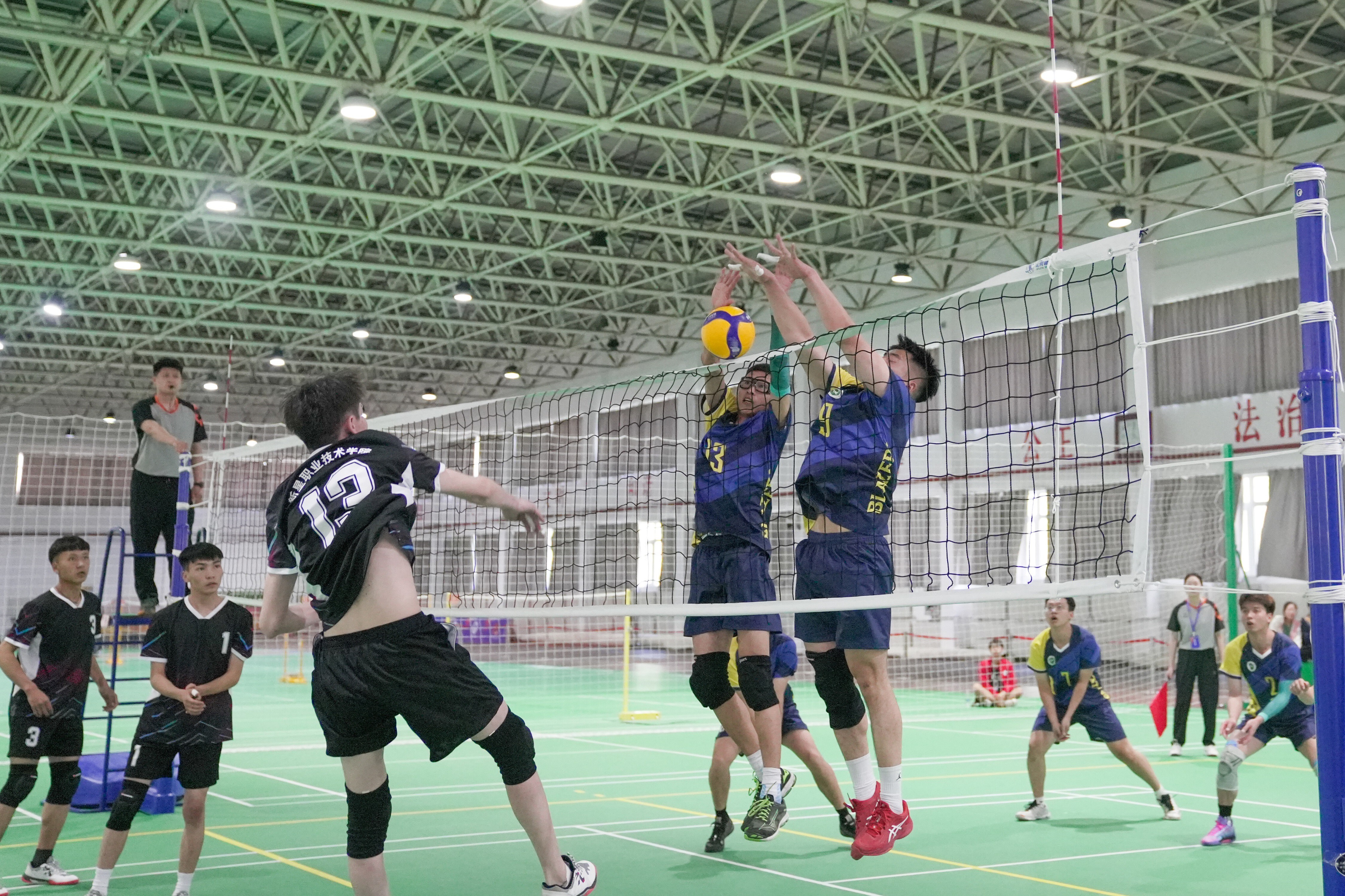 关于激烈角逐层出不穷，赛场氛围火爆的信息