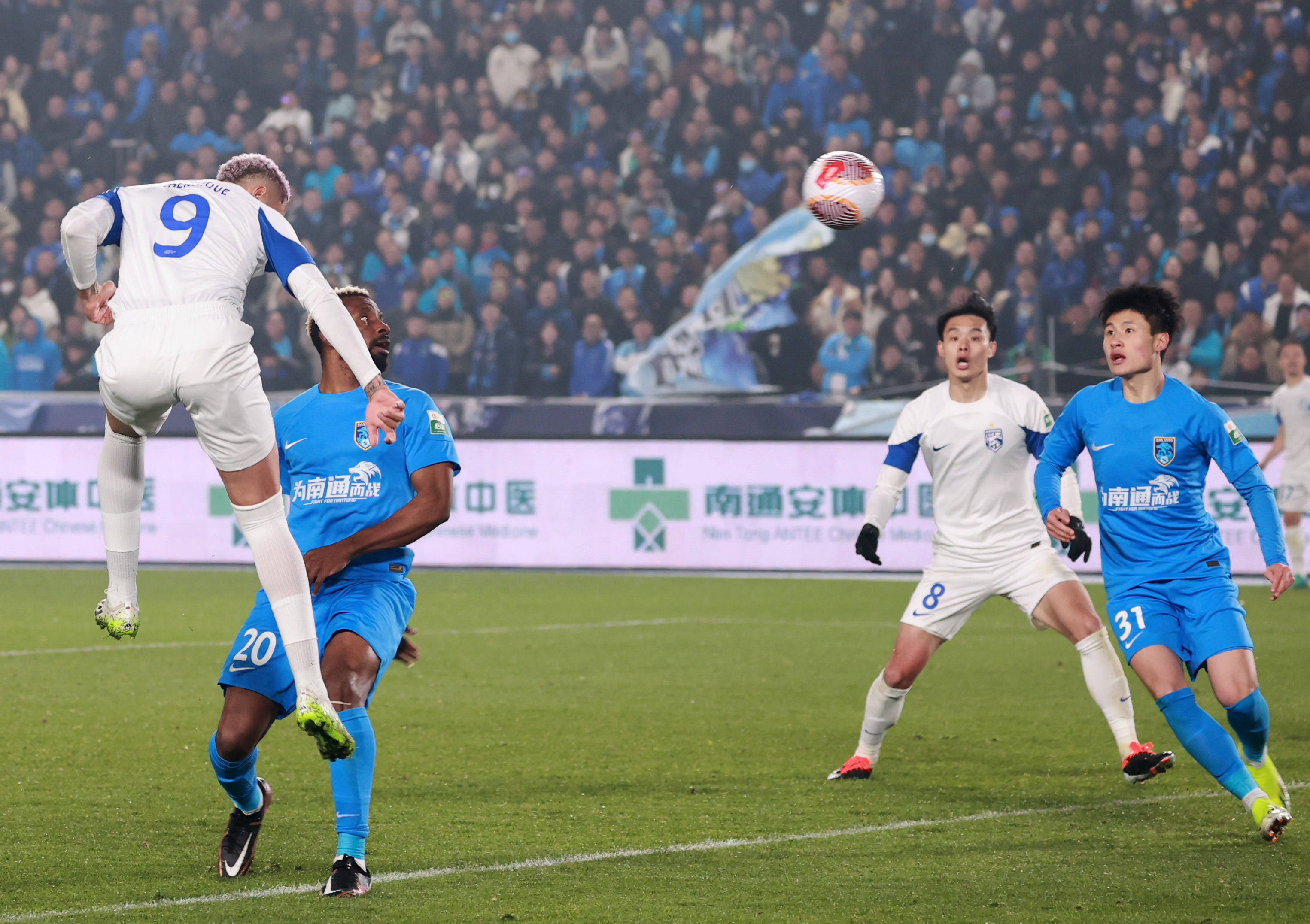 足球比赛掀起热潮，球员表现备受瞩目