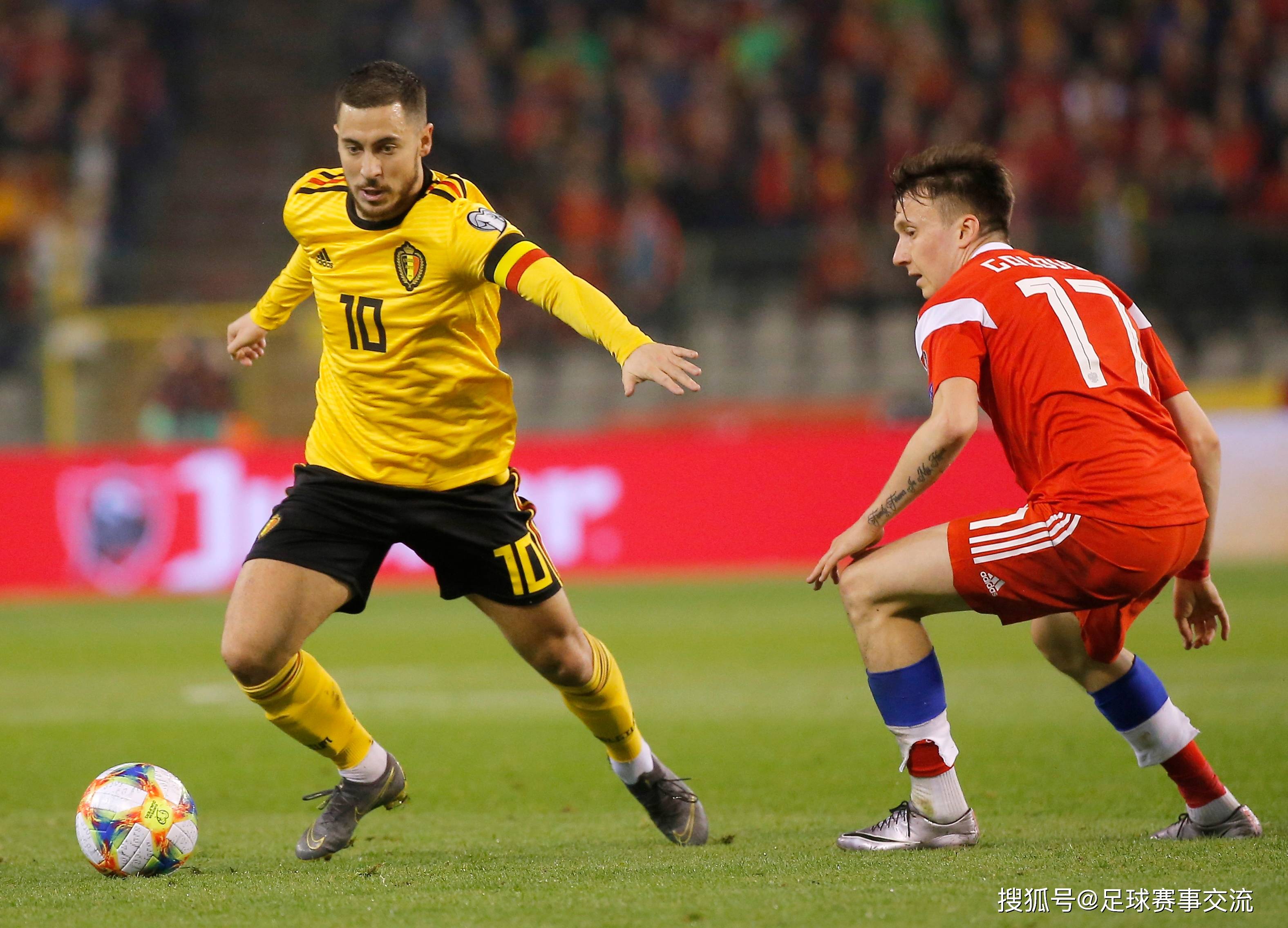 足球比赛掀起热潮，球员表现备受瞩目