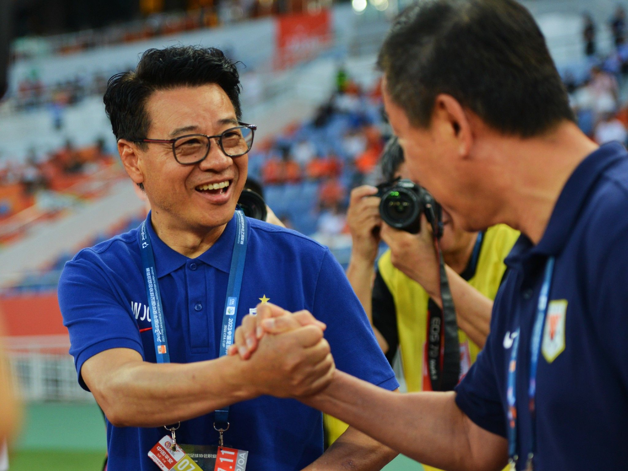 球队在比赛中放手一搏，取得胜利