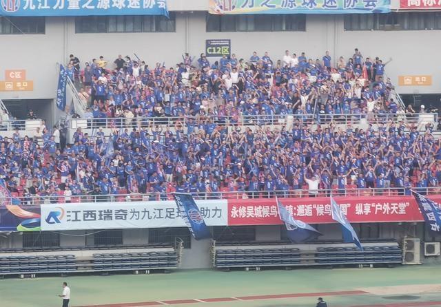 一场紧张激烈对决赛事引发球迷热议，轰动一时