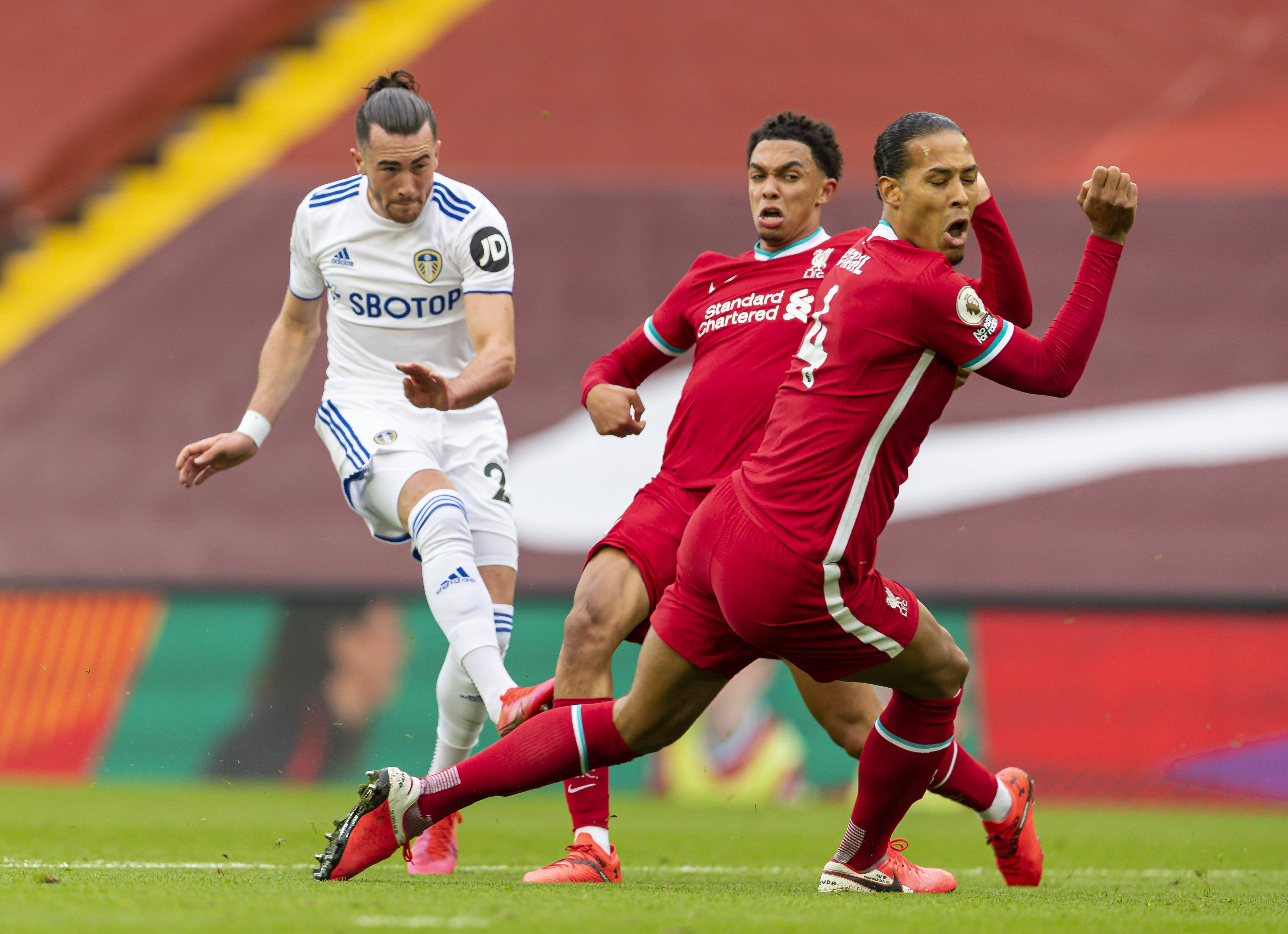 利兹联拼尽全力，英格兰足球赛场上立场坚定的简单介绍