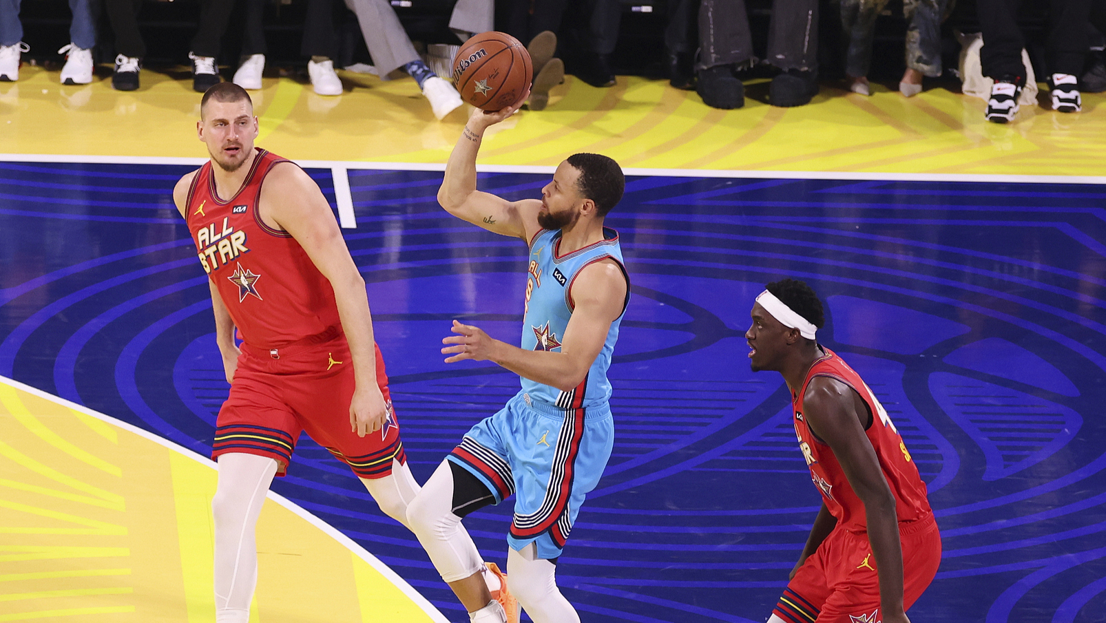 篮球明星在比赛中为球迷们带来精彩表演 篮球明星在比赛中为球迷们带来精彩表演