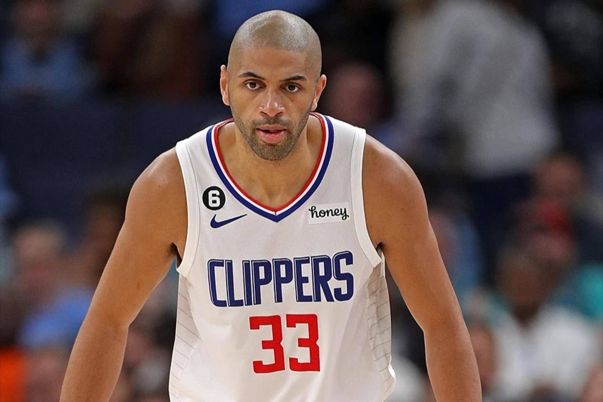 快船大胜老鹰，卫冕冠军铁腕不动摇！的简单介绍