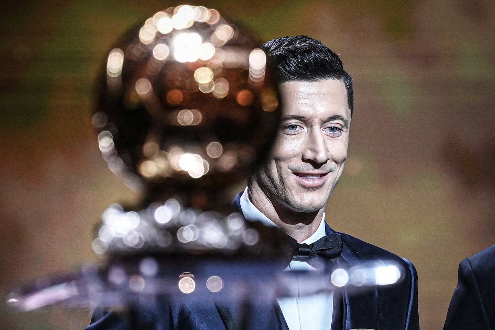 关于塞维利亚爆冷里昂，莱万惊艳世界的信息