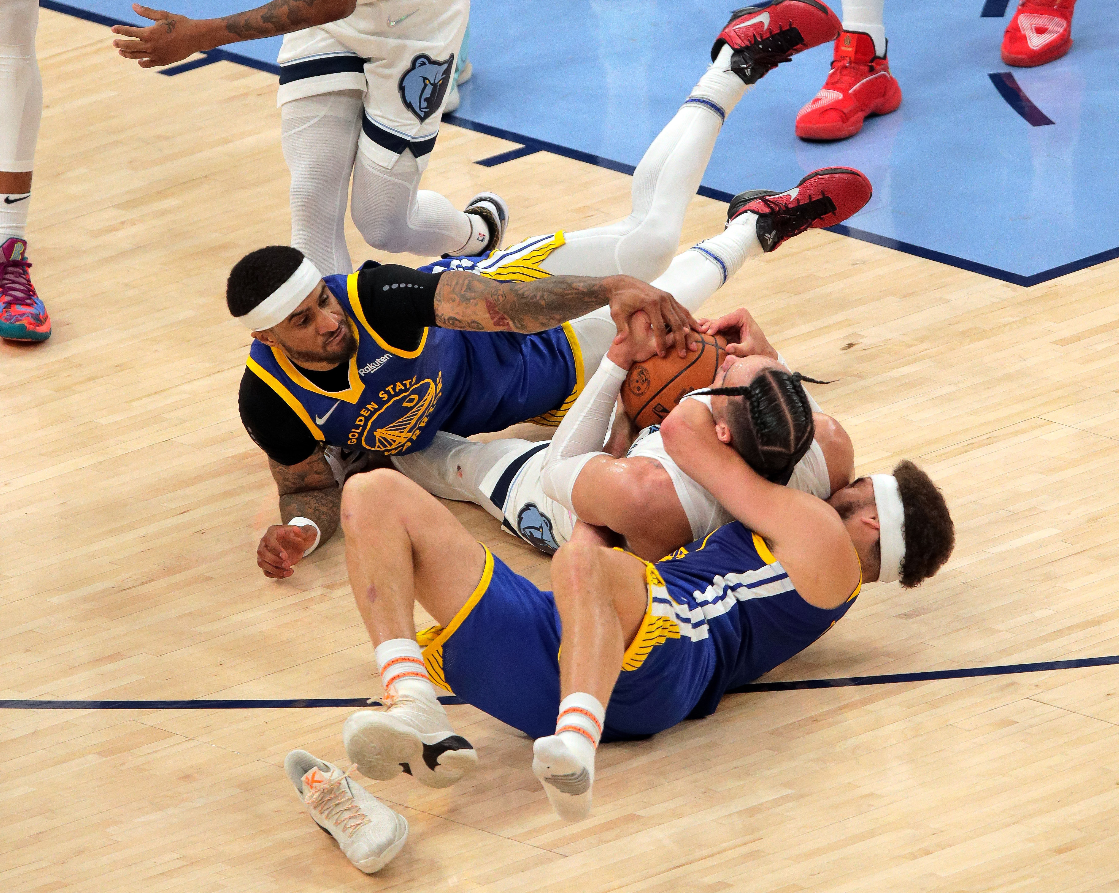 勇士主场擒下猛龙,豪取三连胜! 勇士主场擒下猛龙,豪取三连胜!