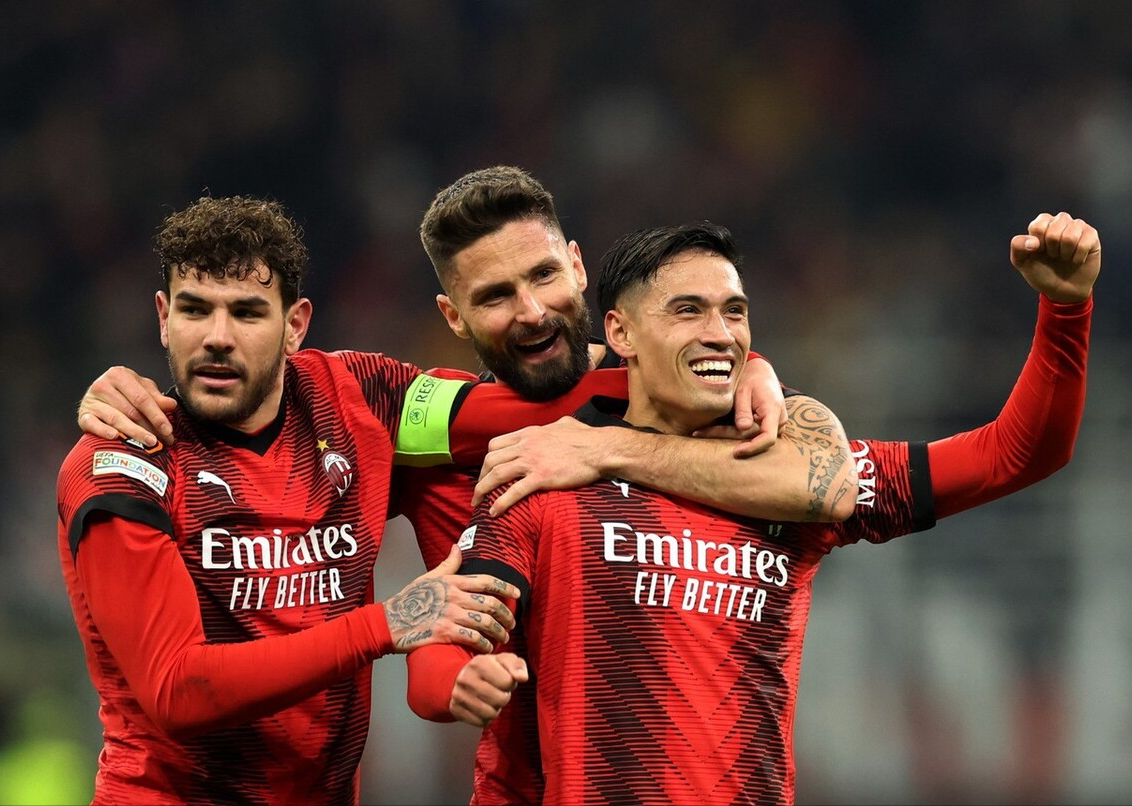 AC米兰球迷力挺球队,与俱乐部同舟共济 AC米兰球迷力挺球队,与俱乐部同舟共济