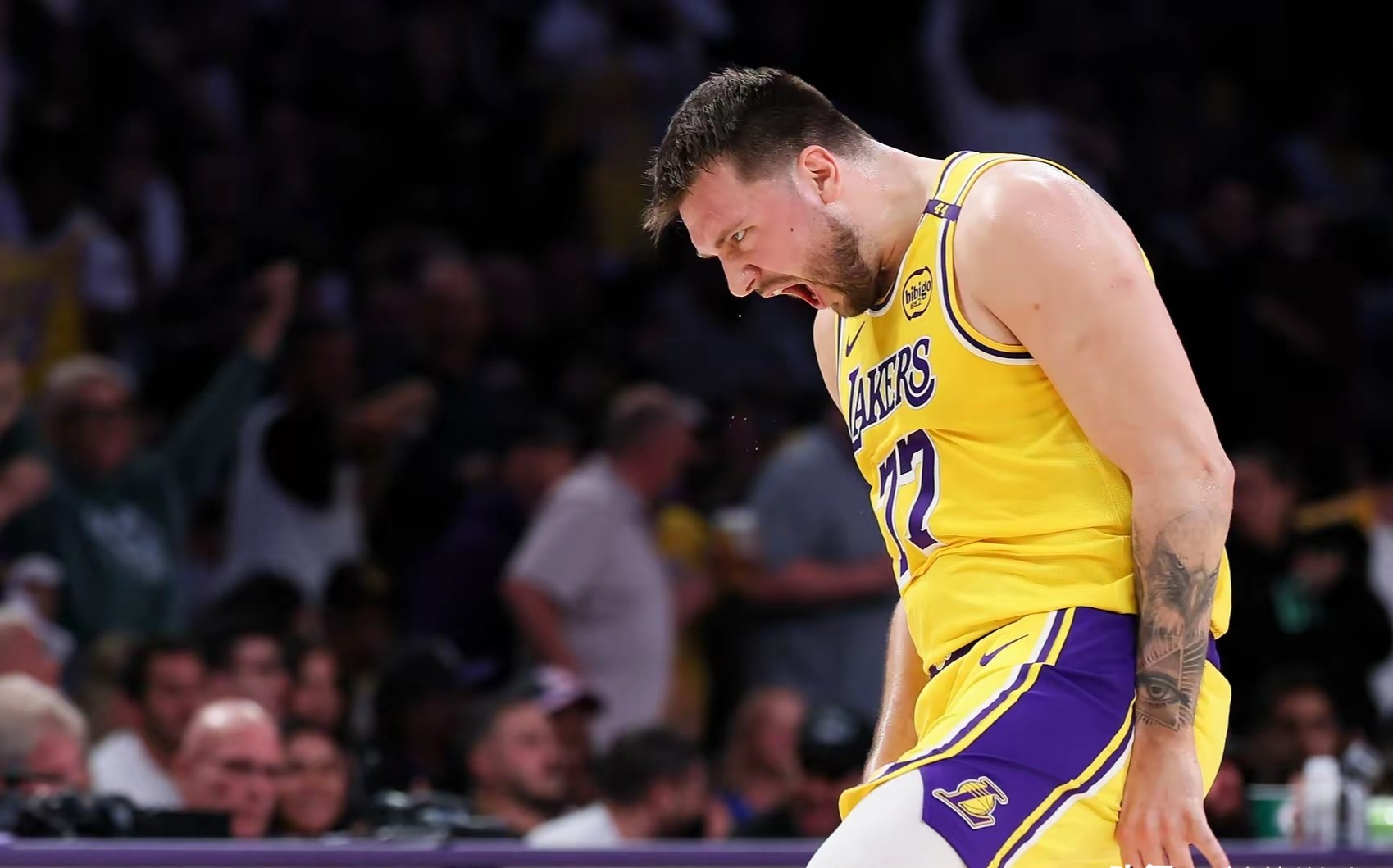 F1街道赛之夜,东契奇连续得分拉开差距 F1街道赛之夜,东契奇连续得分拉开差距